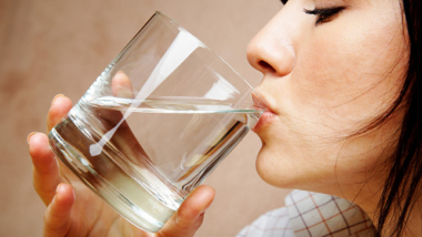Uống nước ngay sau khi thức dậy phòng ngừa sỏi thận