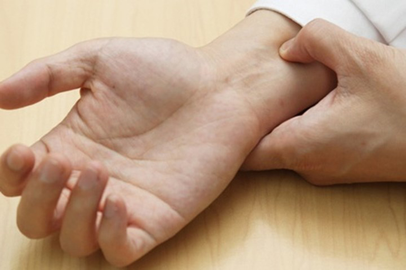 Dùng 3 ngón tay của bàn tay phải khép lại, đặt từ chỉ cổ tay trái tính lên cánh tay giữa 2 gân cơ gan tay lớn và gan tay bé, làm tương tự với tay bên kia.