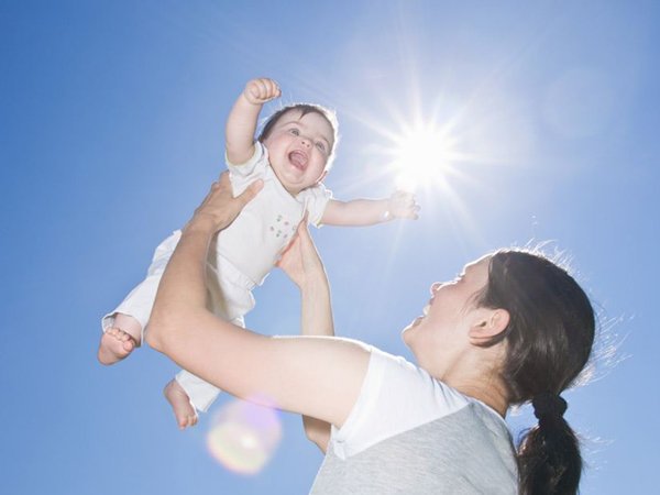Nên tắm nắng cho trẻ sơ sinh lúc mấy giờ?